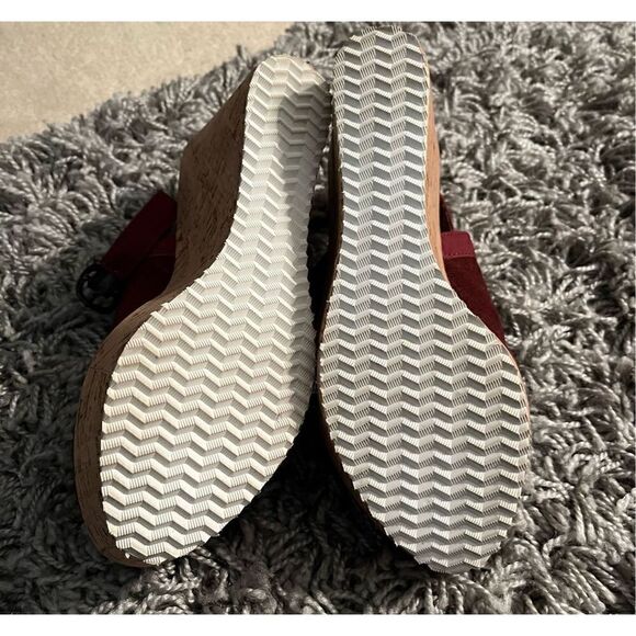 NWOB Barneys New York Suede Platform Wedge Sandal - Picture 8 of 10